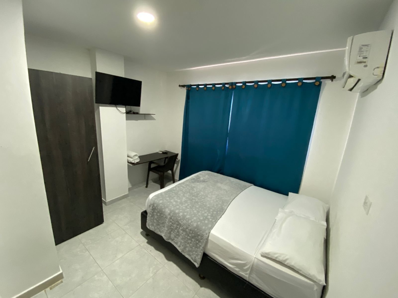 Cama doble, armario, escritorio y TV