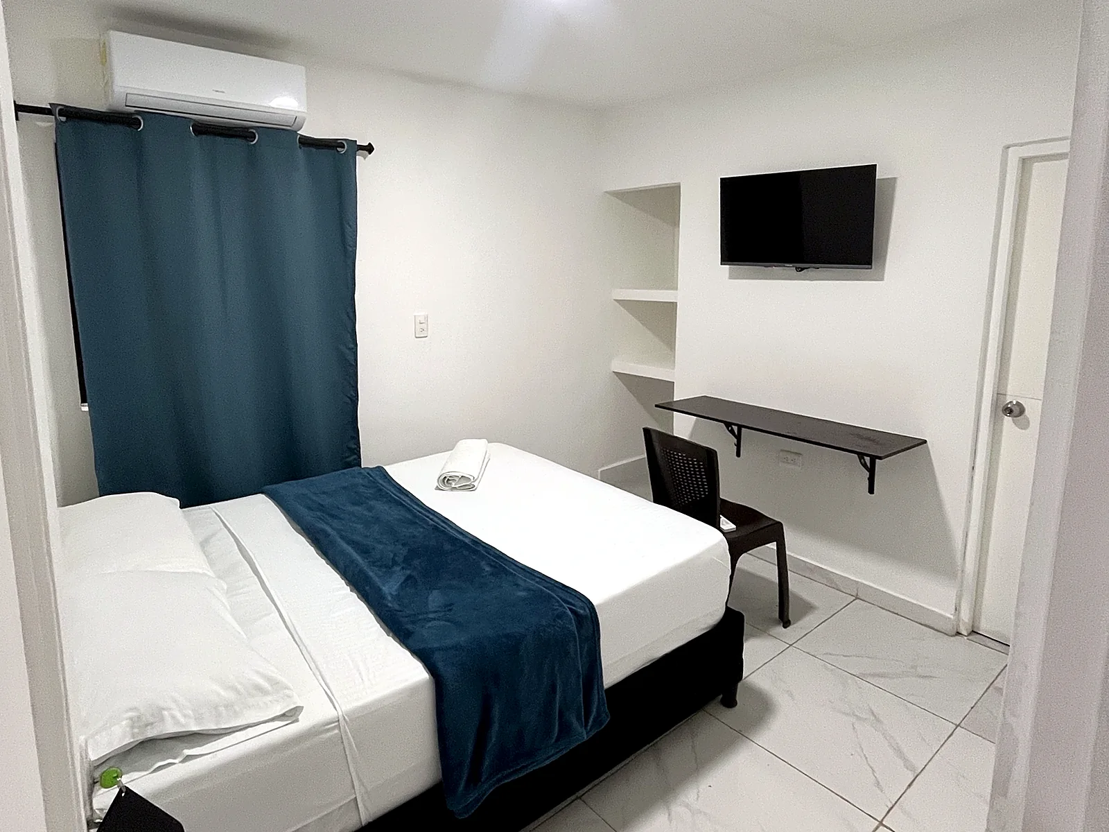 Habitación doble con escritorio y aire acondicionado