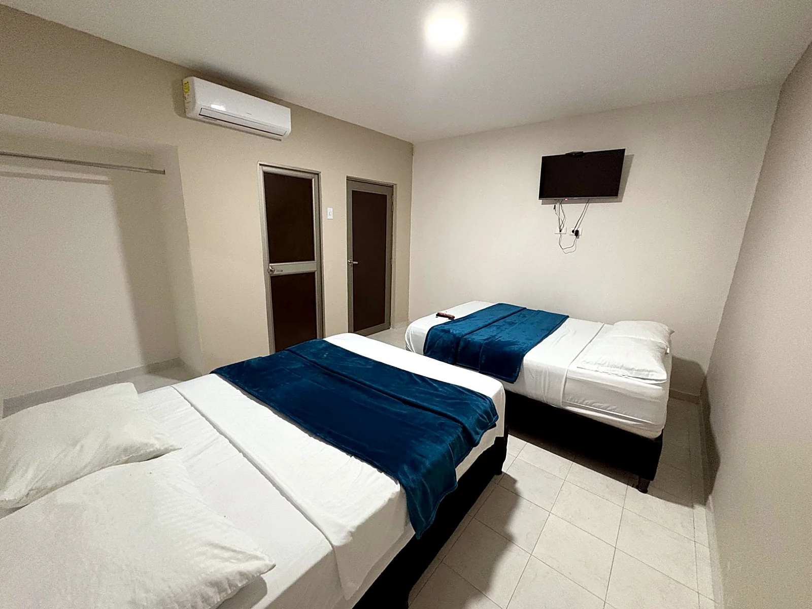 Habitación triple con aire acondicionado y TV
